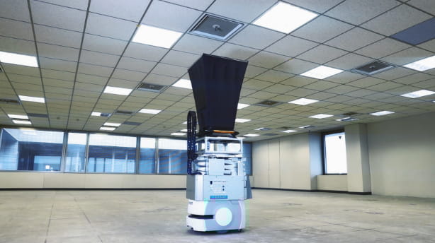 与以往相比，自主行走型风量测量机器人[开发中]将空调性能测试的工时减少<span
										class='u-font-en'>75%</span>