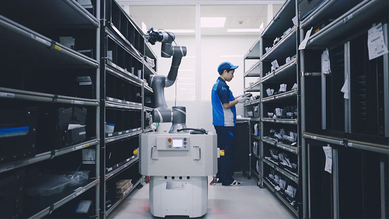 机器人自主运输与上料，实现汽车零部件加工的高度自动化