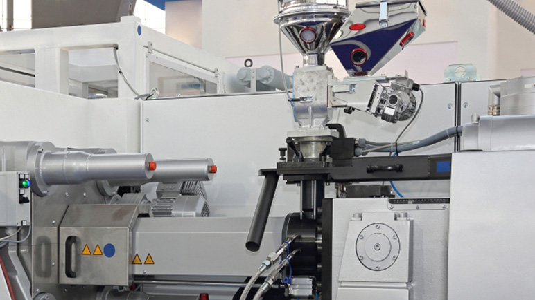 采用多段速度控制，提高切换过程的平缓性，提升注塑效率。