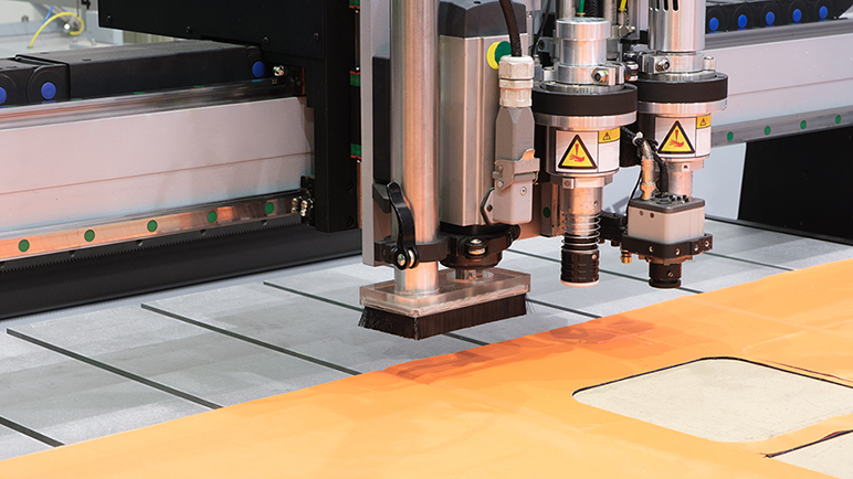 图形处理与控制技术的全面升级，实现高速缝纫和裁切