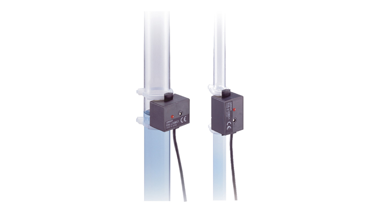 使用液位传感器，排除非透明材质的液位管的影响进行液位检测